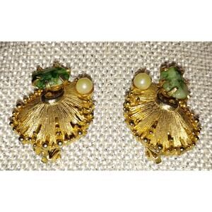 Vintage LISNER Shell Clip-On Earrings – Green Stone & Faux Pearl – Signed Lisner
